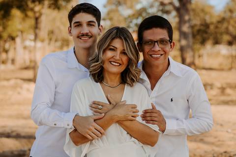 Ensaio de Família. Foto com filhos. Fotos na natureza. Ensaio de aniversário. Fotos de aniversário. Fotos em Bom Despacho. Renata Bridges.'