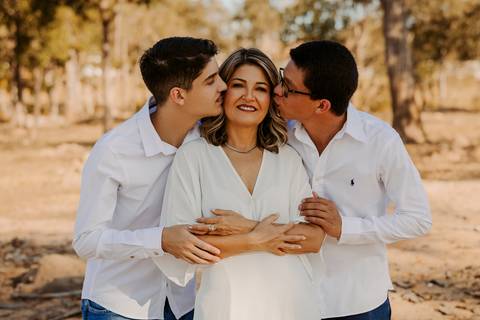 Ensaio de Família. Foto com filhos. Fotos na natureza. Ensaio de aniversário. Fotos de aniversário. Fotos em Bom Despacho. Renata Bridges.'