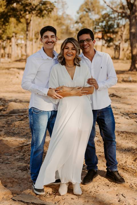 Ensaio de Família. Foto com filhos. Fotos na natureza. Ensaio de aniversário. Fotos de aniversário. Fotos em Bom Despacho. Renata Bridges.'