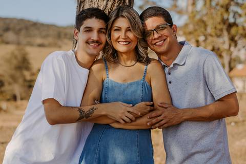 Ensaio de Família. Foto com filhos. Fotos na natureza. Ensaio de aniversário. Fotos de aniversário. Fotos em Bom Despacho. Renata Bridges.'