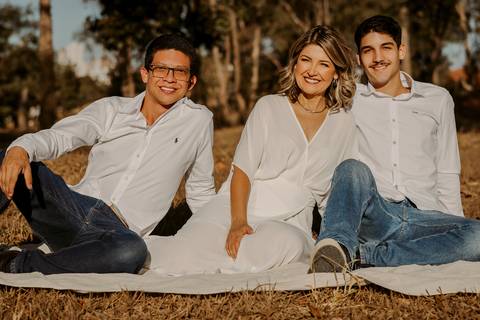 Ensaio de Família. Foto com filhos. Fotos na natureza. Ensaio de aniversário. Fotos de aniversário. Fotos em Bom Despacho. Renata Bridges.'