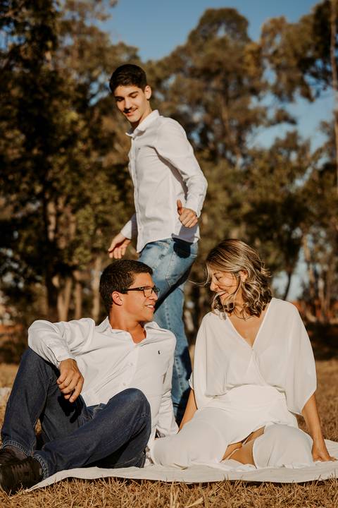 Ensaio de Família. Foto com filhos. Fotos na natureza. Ensaio de aniversário. Fotos de aniversário. Fotos em Bom Despacho. Renata Bridges.'