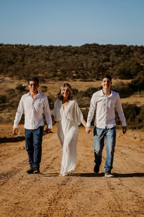 Ensaio de Família. Foto com filhos. Fotos na natureza. Ensaio de aniversário. Fotos de aniversário. Fotos em Bom Despacho. Renata Bridges.'