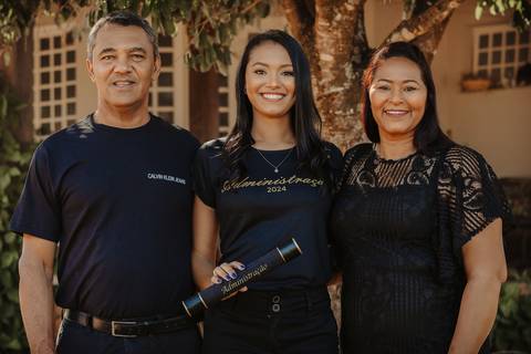 Fotos de formatura. Ensaio Corporativo. Foto de Beca. Bom Despacho. Renata Bridges.'