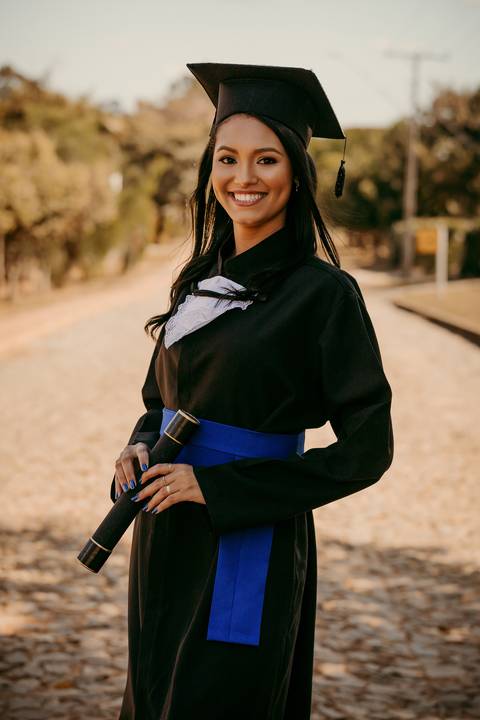 Fotos de formatura. Ensaio Corporativo. Foto de Beca. Bom Despacho. Renata Bridges.'