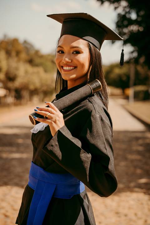 Fotos de formatura. Ensaio Corporativo. Foto de Beca. Bom Despacho. Renata Bridges.'