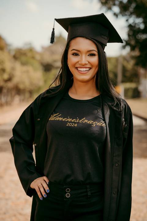 Fotos de formatura. Ensaio Corporativo. Foto de Beca. Bom Despacho. Renata Bridges.'