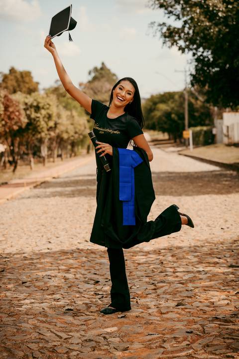 Fotos de formatura. Ensaio Corporativo. Foto de Beca. Bom Despacho. Renata Bridges.'