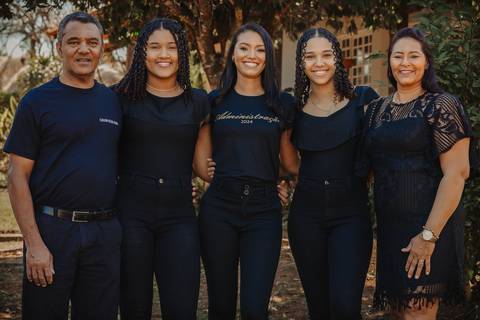 Fotos de formatura. Ensaio Corporativo. Foto de Beca. Bom Despacho. Renata Bridges.'