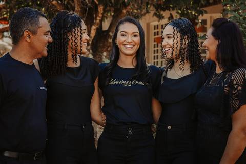 Fotos de formatura. Ensaio Corporativo. Foto de Beca. Bom Despacho. Renata Bridges.'