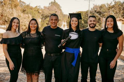 Fotos de formatura. Ensaio Corporativo. Foto de Beca. Bom Despacho. Renata Bridges.'