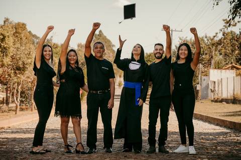 Fotos de formatura. Ensaio Corporativo. Foto de Beca. Bom Despacho. Renata Bridges.'