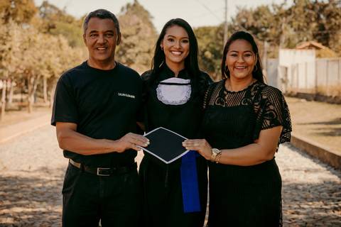 Fotos de formatura. Ensaio Corporativo. Foto de Beca. Bom Despacho. Renata Bridges.'