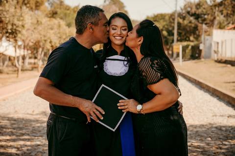 Fotos de formatura. Ensaio Corporativo. Foto de Beca. Bom Despacho. Renata Bridges.'