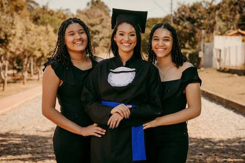 Fotos de formatura. Ensaio Corporativo. Foto de Beca. Bom Despacho. Renata Bridges.'