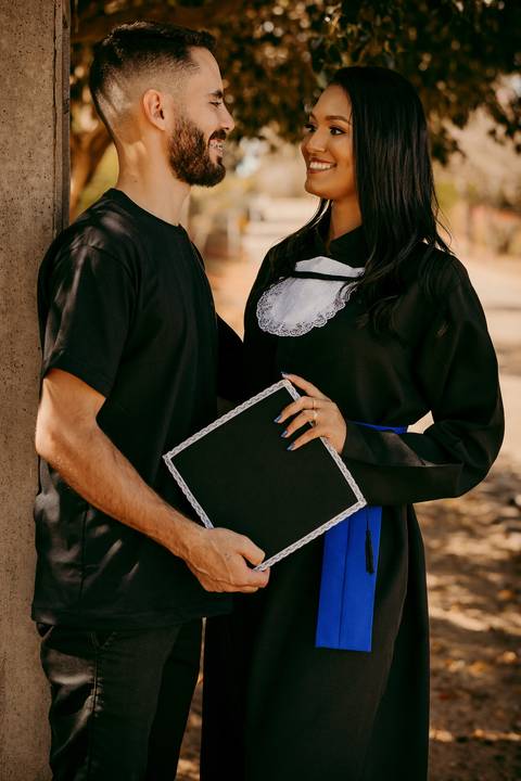 Fotos de formatura. Ensaio Corporativo. Foto de Beca. Bom Despacho. Renata Bridges.'