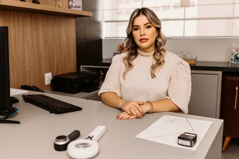 Ensaio Corporativo. Ensaio de Marca Pessoal. Fotos em consultório. Renata Bridges. Bom Despacho. Fotos de médica. Dermatologista.'