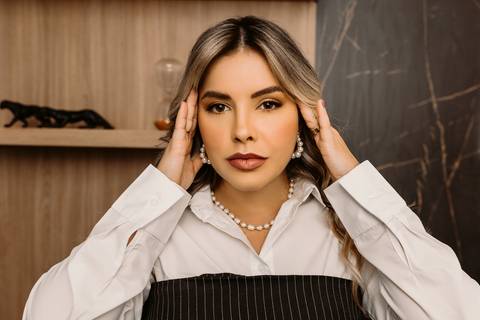 Ensaio Corporativo. Ensaio de Marca Pessoal. Fotos em consultório. Renata Bridges. Bom Despacho. Fotos de médica. Dermatologista.'