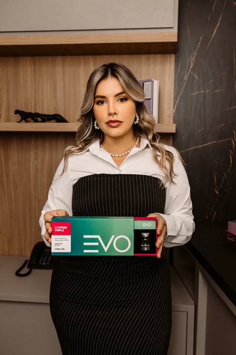 Ensaio Corporativo. Ensaio de Marca Pessoal. Fotos em consultório. Renata Bridges. Bom Despacho. Fotos de médica. Dermatologista.'