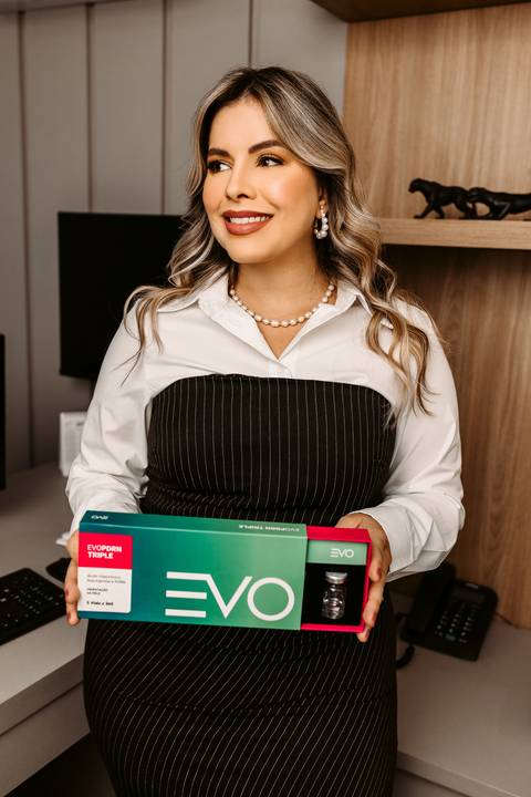 Ensaio Corporativo. Ensaio de Marca Pessoal. Fotos em consultório. Renata Bridges. Bom Despacho. Fotos de médica. Dermatologista.'