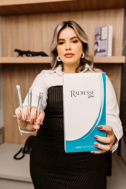 Ensaio Corporativo. Ensaio de Marca Pessoal. Fotos em consultório. Renata Bridges. Bom Despacho. Fotos de médica. Dermatologista.'