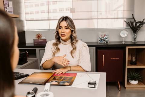 Ensaio Corporativo. Ensaio de Marca Pessoal. Fotos em consultório. Renata Bridges. Bom Despacho. Fotos de médica. Dermatologista.'