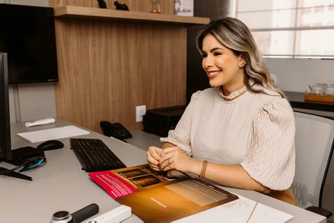 Ensaio Corporativo. Ensaio de Marca Pessoal. Fotos em consultório. Renata Bridges. Bom Despacho. Fotos de médica. Dermatologista.'