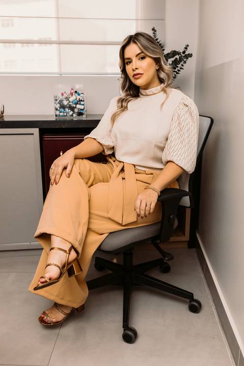 Ensaio Corporativo. Ensaio de Marca Pessoal. Fotos em consultório. Renata Bridges. Bom Despacho. Fotos de médica. Dermatologista.'