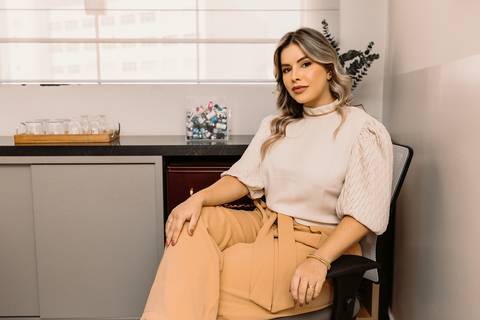 Ensaio Corporativo. Ensaio de Marca Pessoal. Fotos em consultório. Renata Bridges. Bom Despacho. Fotos de médica. Dermatologista.'