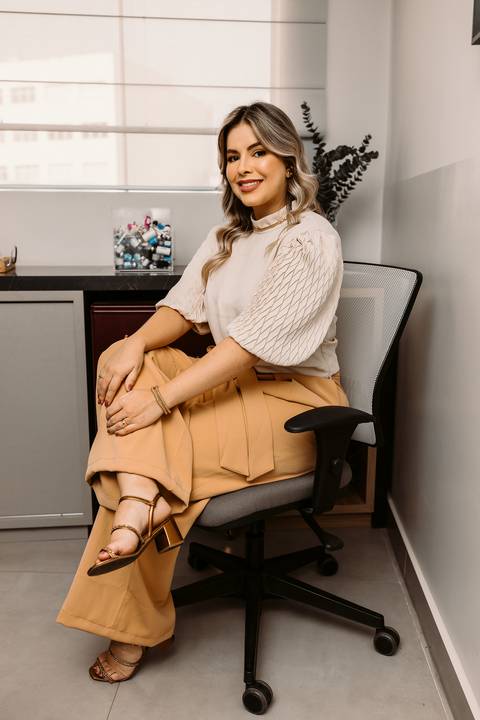 Ensaio Corporativo. Ensaio de Marca Pessoal. Fotos em consultório. Renata Bridges. Bom Despacho. Fotos de médica. Dermatologista.'