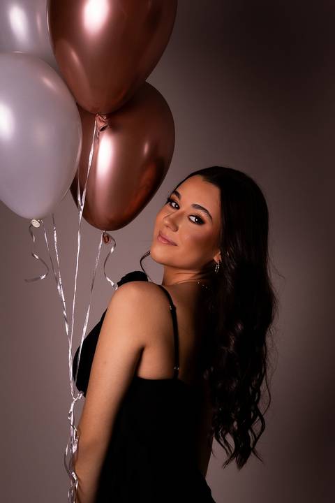 Ensaio feminino. Fotos em estúdio. 15 anos. Renata Bridges. Fotógrafa em Bom Despacho. Fotos com luzes coloridas.'