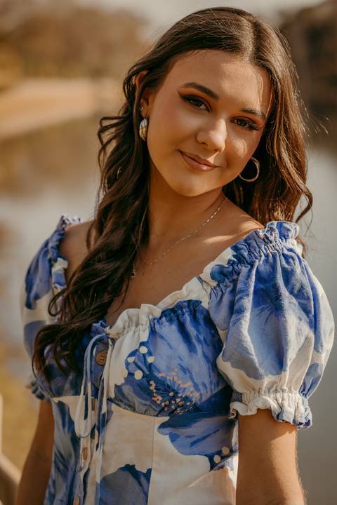 Ensaio feminino. Fotos em estúdio. 15 anos. Renata Bridges. Fotógrafa em Bom Despacho. Fotos com luzes coloridas.'