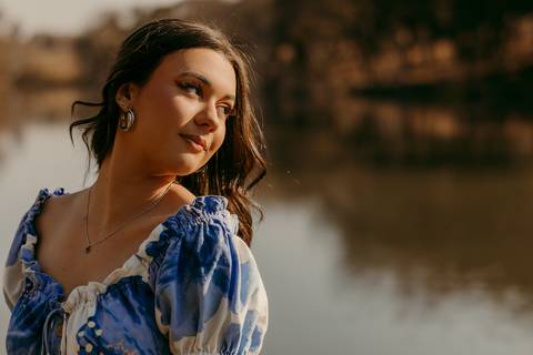 Ensaio feminino. Fotos em estúdio. 15 anos. Renata Bridges. Fotógrafa em Bom Despacho. Fotos com luzes coloridas.'