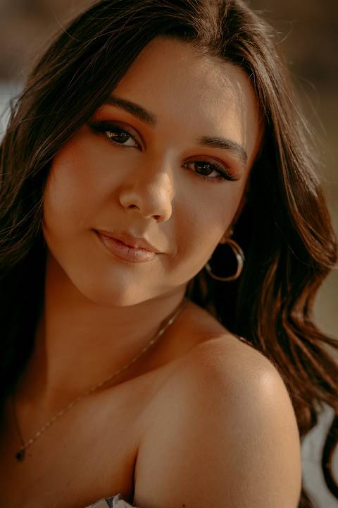 Ensaio feminino. Fotos em estúdio. 15 anos. Renata Bridges. Fotógrafa em Bom Despacho. Fotos com luzes coloridas.'