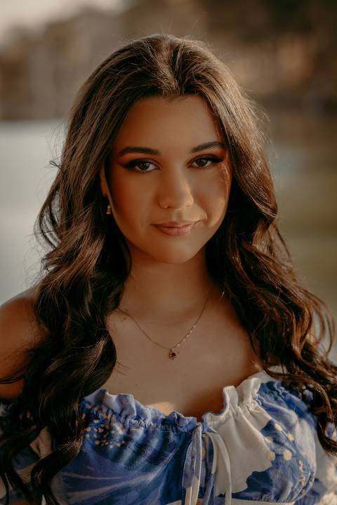 Ensaio feminino. Fotos em estúdio. 15 anos. Renata Bridges. Fotógrafa em Bom Despacho. Fotos com luzes coloridas.'