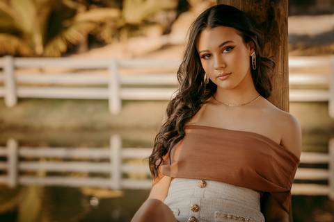 Ensaio feminino. Fotos em estúdio. 15 anos. Renata Bridges. Fotógrafa em Bom Despacho. Fotos com luzes coloridas.'