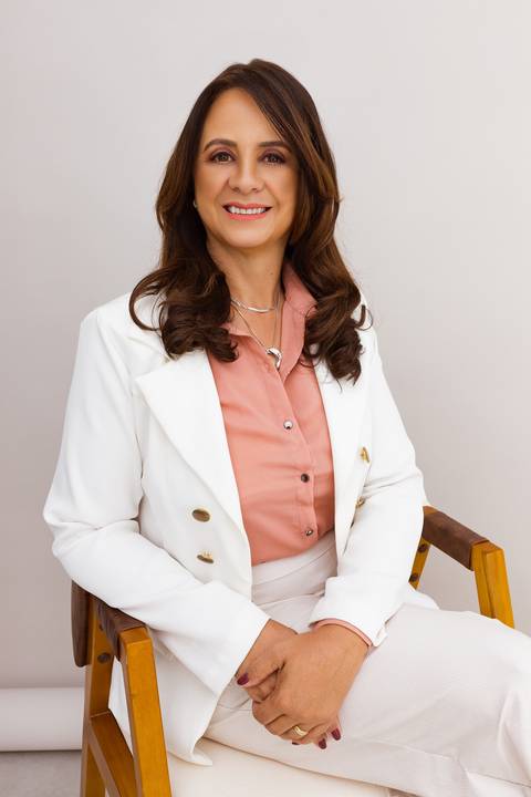 Ensaio Corporativo. Ensaio de marca pessoa. Fotos de estúdio em bom despacho. Renata Bridges Photo.'