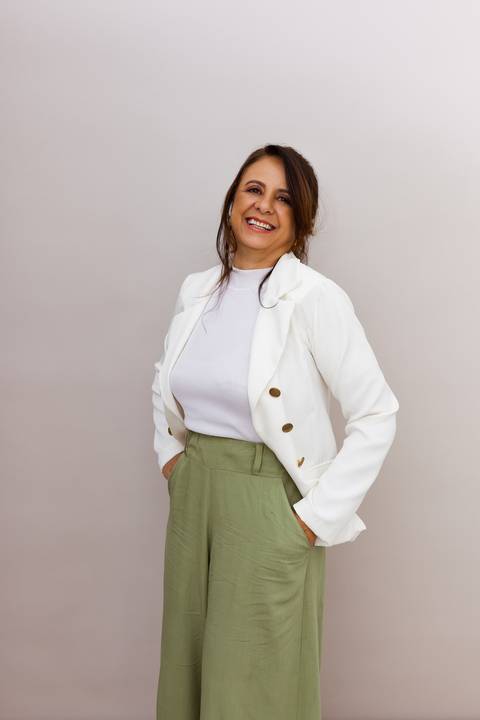 Ensaio Corporativo. Ensaio de marca pessoa. Fotos de estúdio em bom despacho. Renata Bridges Photo.'