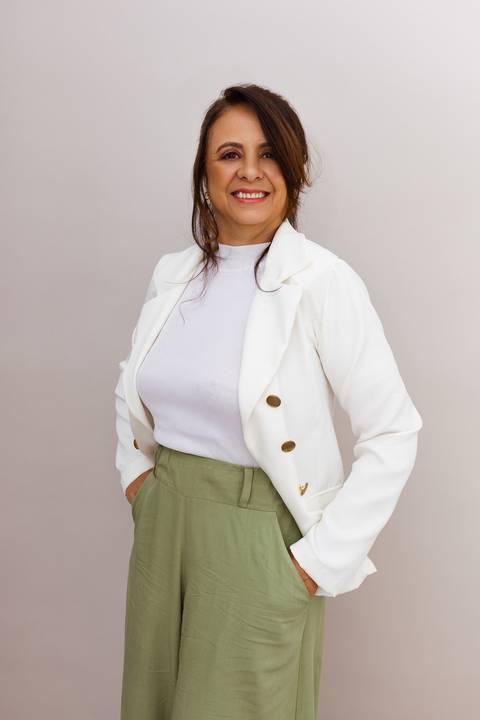 Ensaio Corporativo. Ensaio de marca pessoa. Fotos de estúdio em bom despacho. Renata Bridges Photo.'