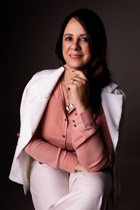 Ensaio Corporativo. Ensaio de marca pessoa. Fotos de estúdio em bom despacho. Renata Bridges Photo.'