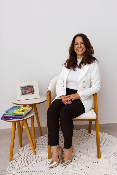 Ensaio Corporativo. Ensaio de marca pessoa. Fotos de estúdio em bom despacho. Renata Bridges Photo.'