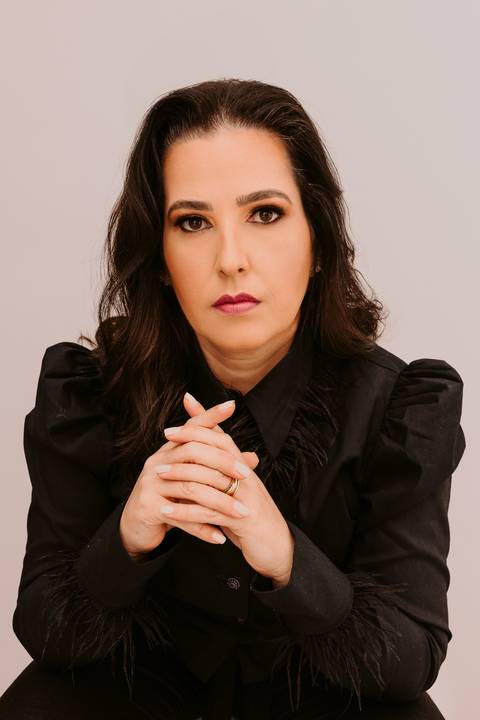 Ensaio Corporativo. Fotos de Estúdio. Marca Pessoal. Bom Despacho. Renata Bridges Photo. Fundo claro'