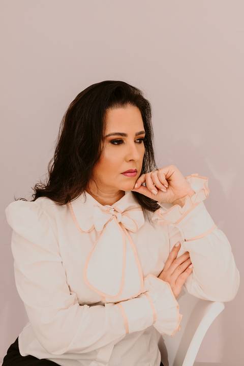 Ensaio Corporativo. Fotos de Estúdio. Marca Pessoal. Bom Despacho. Renata Bridges Photo. Fundo claro'