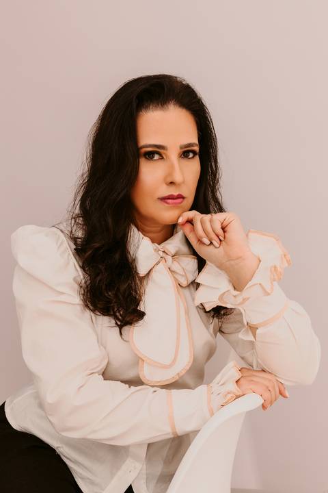 Ensaio Corporativo. Fotos de Estúdio. Marca Pessoal. Bom Despacho. Renata Bridges Photo. Fundo claro'