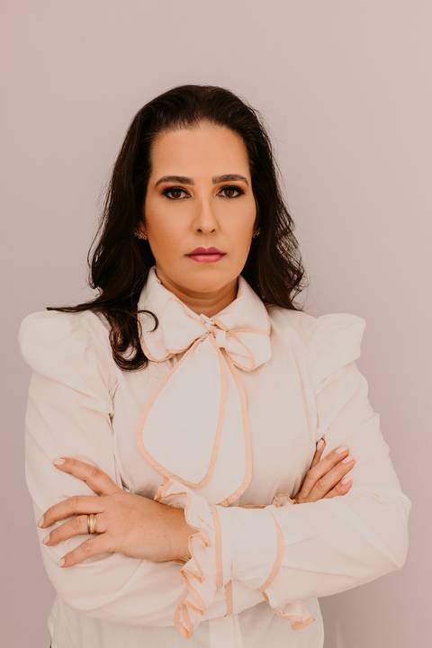 Ensaio Corporativo. Fotos de Estúdio. Marca Pessoal. Bom Despacho. Renata Bridges Photo. Fundo claro'