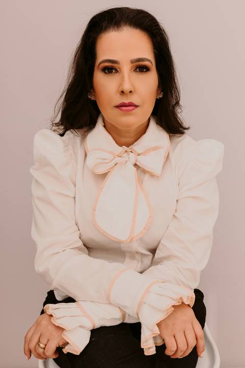 Ensaio Corporativo. Fotos de Estúdio. Marca Pessoal. Bom Despacho. Renata Bridges Photo. Fundo claro'