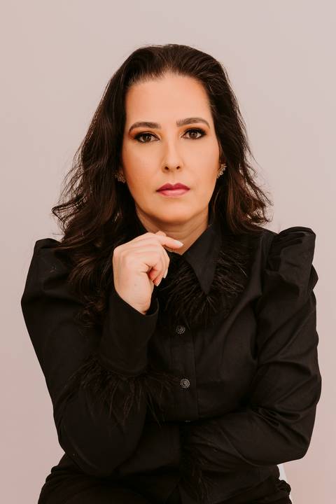 Ensaio Corporativo. Fotos de Estúdio. Marca Pessoal. Bom Despacho. Renata Bridges Photo. Fundo claro'