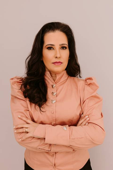 Ensaio Corporativo. Fotos de Estúdio. Marca Pessoal. Bom Despacho. Renata Bridges Photo. Fundo claro'