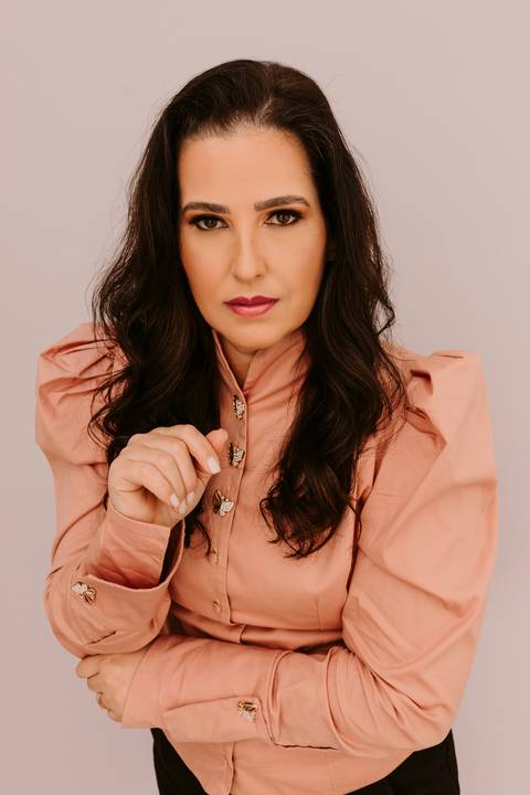 Ensaio Corporativo. Fotos de Estúdio. Marca Pessoal. Bom Despacho. Renata Bridges Photo. Fundo claro'