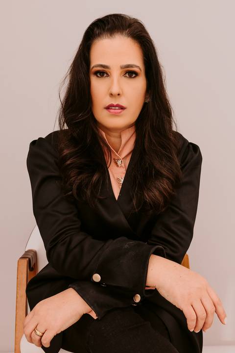 Ensaio Corporativo. Fotos de Estúdio. Marca Pessoal. Bom Despacho. Renata Bridges Photo. Fundo claro'